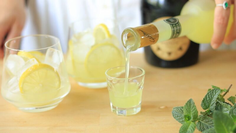 How to Drink Limoncello spritz